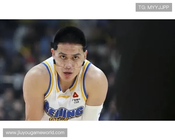 北京队陈盈骏中场休息时抛起面具成趣味瞬间