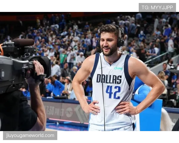 第三节末段，独行侠凭借连续五次传导球，由克莱贝尔命中压哨远投